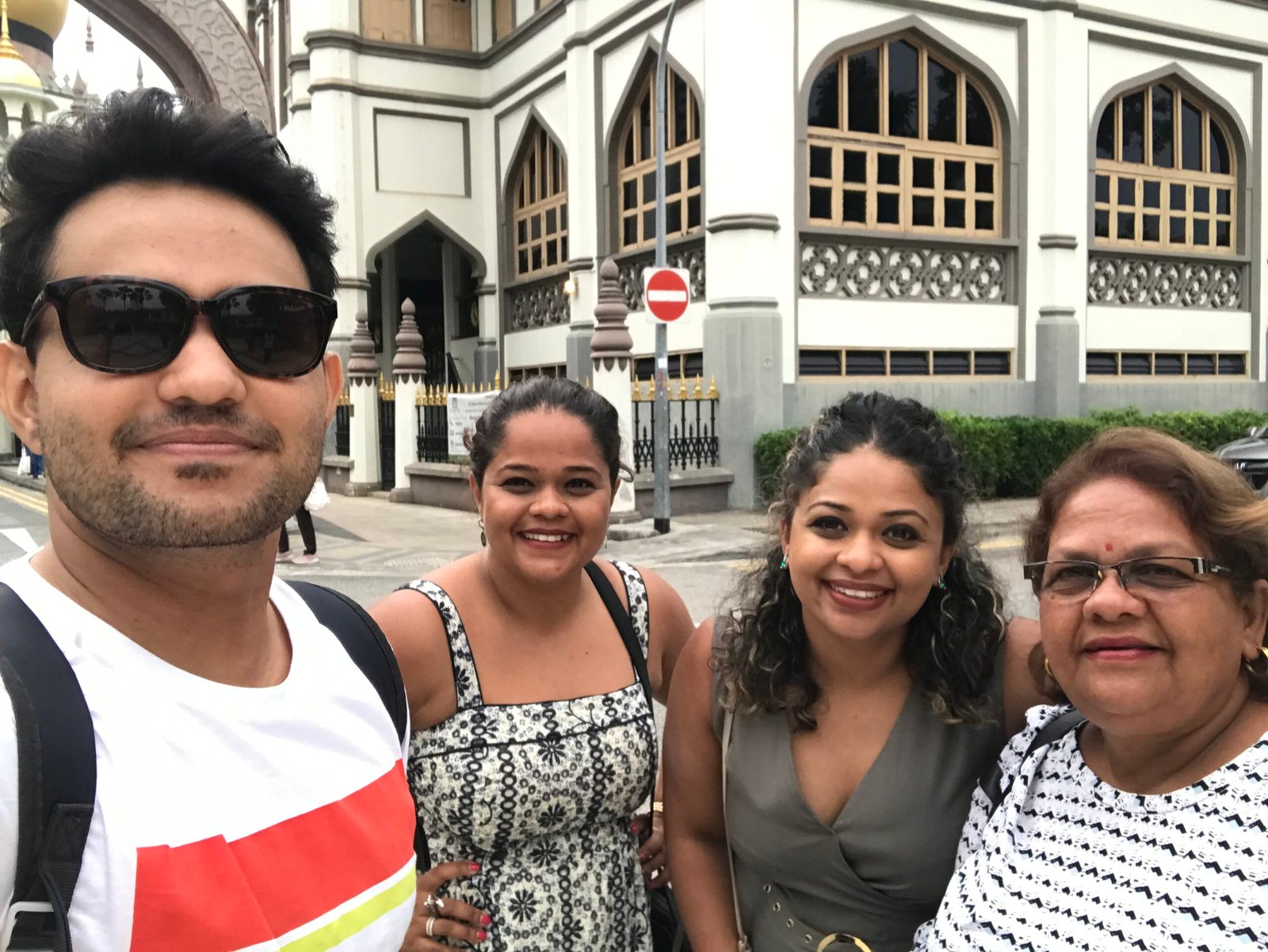 Backpacker friends Singapore budget travel